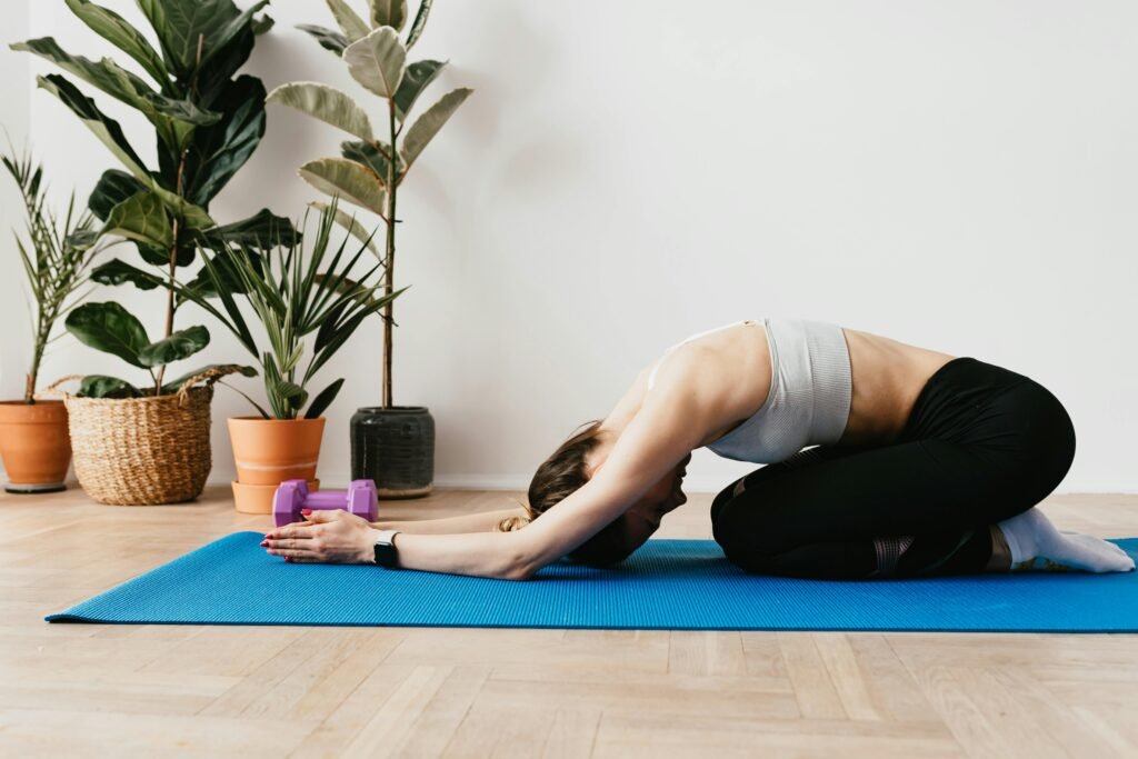 prática de yoga com foco em respiração
