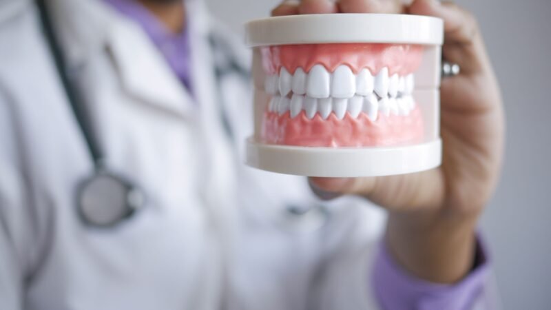 Cansaço e Fraqueza Depois dos 60? A Resposta Pode Estar na Sua Boca, e Não na Vitamina do Seu Prato